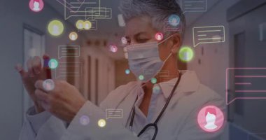 Kıdemli doktor hasta verilerini koridorda görselleştiren dijital konuşma baloncuklarını döndürüyor. Tıbbi, sağlık, teknoloji, yenilik, teşhis, klinik, geleceksel