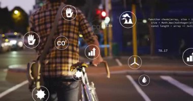 Adam bekleyip bisikleti caddenin karşısına iterken yüzen simgeleri ekolojik ölçümleri güncellerken gösteriyor. Sürdürülebilirlik, kentsel hareketlilik, çevresel farkındalık, veri görselleştirme, çevre dostu, teknoloji, hareket