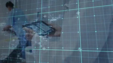 Meslektaşlar teknik şemaları ve veri grafiklerini incelerken tablet ve tıklama ekranını elle seçiyorum. Teknoloji, işbirliği, yenilik, dijital, şematik, fütürist, analitik