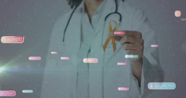 Gri zemin üzerinde turuncu farkındalık şeridi tutan doktor sağlık bilgilerini gösteren veri çubuklarını ortaya çıkardı. Tıbbi, sağlık, dijital, teknoloji, farkındalık, modern, profesyonel