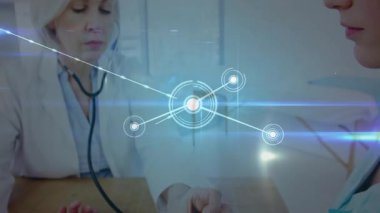 Doktor hasta koluna BP kelepçesi takıyor, gösterge okuyor ve dijital ağ örtüsü oluşturuyor. Tıbbi, sağlık, tanı, teknoloji, iletişim, profesyonel, klinik