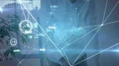 Teknoloji ofisinde sağ elini dizüstü bilgisayara koyup holografik ağı görselleştirme ölçümlerini aktifleştiriyor. Teknoloji, yenilik, veri, arayüz, iletişim, dijital, modern