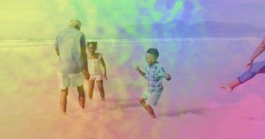 Baba sörf yapıyor ve su sıçratıyor, anne katılıyor, aile sahilde dalgaları kovalıyor. Neşe, eğlence, eğlence, güneş ışığı, kaynaşma, samimiyet, yaz