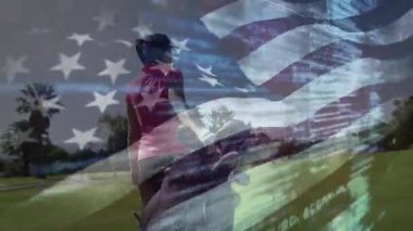 Bayrak kaplaması golfçüyü başlatıyor, tramvayı itiyor ve dalgalı bayrak motifiyle golf sahasından geçiyor. Vatanseverlik, açık hava, zarafet, hareket, lüks, manzara