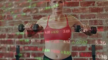 Kadının kırmızı tuğla duvarda dikey yükselmeye başlaması sayısal olarak izleme uygunluğu ilerlemesi ile örtüşüyor. Zindelik, güç, egzersiz, spor, eğitim, sağlık, kararlılık