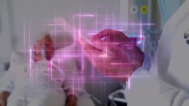 Hastanede doktor tableti yataktan kaldırırken moraran hastaların ölçülerini göz önüne seriyor. Tıbbi, sağlık, dijital, klinik, tanı, yenilikçi, profesyonel