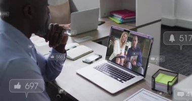 Ofis çalışanı dinleniyor sonra ekiple sanal görüşmeye başlıyor ve yüzen ikonların yükselişini seyrediyor. Profesyonel, işbirliği, uzaktan kumanda, teknoloji, iletişim, modern, kurumsal