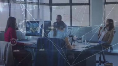 Kırmızı yazıp ekranı işaret eden bir kadın takım mimariyi model kaplamayla gözden geçirirken. İşbirliği, yenilik, teknoloji, dijital, şirket, beyin fırtınası, sunum