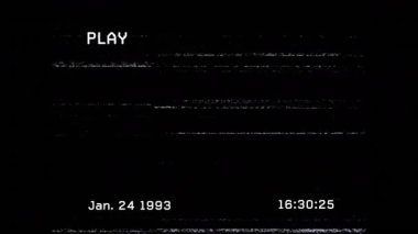 VHS oynatıcısı PLAY 'nin zaman damgalı statik gürültüyü gösterirken kırmızı-turuncu parlama ortaya çıkıyor ve kayboluyor. Retro, glitch, destortion, statik, analog, görsel obje, sinematik