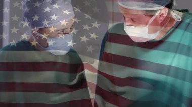 Cerrahlar ışığı incelemek için ayarlıyorlar, kıskaçları geçiriyorlar, sağlık hizmetleri için şeffaf bayrak örtüyorlar. Tıbbi, takım çalışması, hassasiyet, steril, sağlık, yenilik, profesyonel