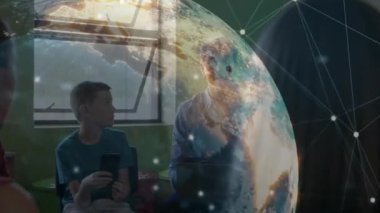 Çocuk telefonu dinliyor ve öğretmen ders olsun diye dizüstü bilgisayarını kullanarak dönen dünyayı ağ ile örtüyor. Eğitim, teknoloji, işbirliği, yenilik, dijital, dinamik, öğrenim