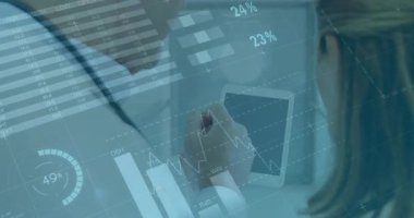 İş danışmanları tableti incelerken bar, pasta ve çizelgeler kılavuz analizi yapıyor. Kurumsal, analitik, veri görselleştirme, profesyonel, modern, takım çalışması, finans