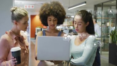 Pist üzerinde tıklayan meslektaşlar sosyal medya bağlantısını izleyen yüzen metrik simgeleri etkinleştiriyor. İşbirliği, takım çalışması, analitik, veri görselleştirme, yenilik, modern, profesyonel