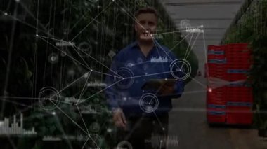 Bahçeciler sera tıkırtısı tabletine giriyor. Ekin izleme için veri örtüsü başlatılıyor. Teknoloji, tarım, yenilik, sürdürülebilirlik, veri görselleştirme, profesyonel, modern