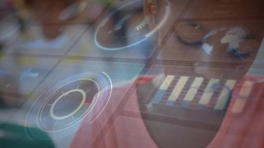 Masada yazan kız çocuğu ve bar çizelgesinin altında boyama yaparken sınıf örtülerini etkinleştiriyor. Öğrenim, eğitim, öğrenciler, teknoloji, yaratıcılık, işbirliği, yenilik