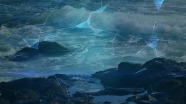 Çarpışan dalgalar mavi çokgenler oluşturarak kıyı boyunca dönen dünyayı görselleştiriyor. Fütürist, dijital, holografik, okyanus, ağ, teknoloji, sürükleyici