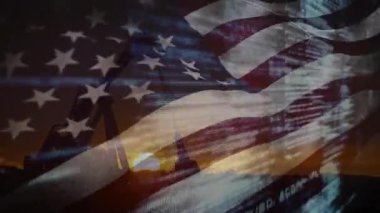 Güneş, liman siluetinden iniyor. Dijital Amerikan bayrağını dalgalanan kodlarla örtüyor. Vatanseverlik, teknoloji, denizcilik, dijital, iletişim, yenilik, navigasyon