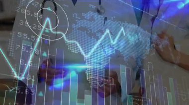 İki doktor tableti incelemek ve şeffaf sağlık raporlarını analiz etmek için tepki veriyor. Tıbbi, veri, işbirliği, analiz, görselleştirme, yenilikçi, sağlık hizmetleri