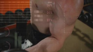 Dambıllara uzanan erkek vücut geliştirici vücut geliştirme ağırlıklarını animasyon çizelgeleriyle takip ediyor. Güç, zindelik, kararlılık, analitik, eğitim, dijital, dayanıklılık