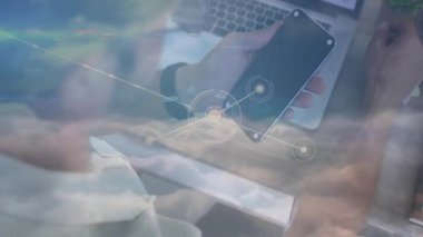 Adam akıllı telefonu dizüstü bilgisayarın üzerine kaydırıyor ve bilgisayar ağı grafiğinin veri akışını görselleştirmesine neden oluyor. Teknoloji, bağlantı, yenilik, dijital, fütüristik, modern, iş