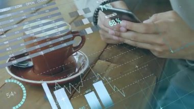 Adam akıllı telefonu kahve fincanının üzerinde tutuyor ve AR panellerini finans için güncelleme tablolarını gösteriyor. Teknoloji, finans, iş dünyası, veri görselleştirme, artırılmış gerçeklik, dijital yenilik, profesyonel