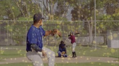 Beyzbol atıcısı ayağıyla topa basıyor, topa vurduğu için tutucuya doğru dönüyor ve topu bırakıyor. Atletizm, takım çalışması, sportmenlik, rekabet, aktif, açık hava, dinamik