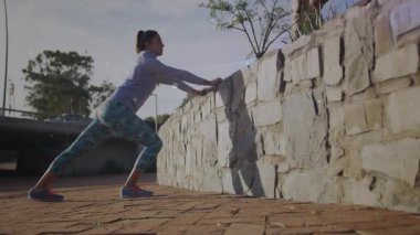 Şafakta tuğla yürüyüşüne çıkan kadın hareketli istatistiklerle şınav çekiyor. Atletik, spor, açık hava, teknoloji, motivasyon, dayanıklılık, dayanıklılık