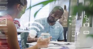 Kahveyi uzatan, iş toplantısını başlatan ve notları çizelge olarak yazan bir kadın. İşbirliği, veri, iletişim, yenilik, teknoloji, takım çalışması, analiz