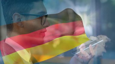 Profesyonel akıllı telefon yetiştirme ve teknoloji demosunda konuşma, Alman bayrağı ve bulutlarını canlandırma. Yenilik, iletişim, teknoloji, şirket, modern, bağlantı, dijital