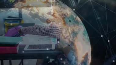 Kalem kutusu açan, kalem karıştıran, ders için çizen ve dönen veri küresi üreten bir kız. Eğitim, teknoloji, işbirliği, yaratıcılık, yenilik, sınıf, öğrenim