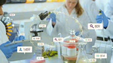 Kürsüde notlar alan kadın bilim adamı, yüzen veri simgeleri üreten laboratuvar ölçümlerini görselleştiren. Araştırma, yenilik, analitik, görselleştirme, biyokimya, teknoloji, işbirliği