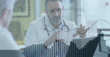 Doktor hasta görüşü için tıbbi danışma sırasında dizüstü bilgisayarın izleme barını ve çizelgelerini açıyor. Sağlık, teşhis, analiz, profesyonellik, teknoloji, kıdemli ve hasta bakımı