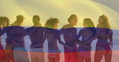 Gün batımına doğru eğilen plaj arkadaşlarını gösteren bir seyahat reklamı. Üç renkli dalgalar çerçeveyi süpürürken karşılıklı gülüşmeler. Uyum, dostluk, rahatlama, uyum, kutlama, rahatlık, birlik.