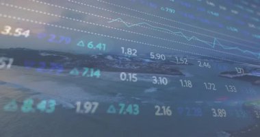 Hava deniz manzarası güncel satırları kaplayan verileri, piyasa değişimlerini simüle eden salınım çizelgelerini ortaya çıkarıyor. Okyanus, kıyı, manzara, veri, finans, analitik, teknoloji