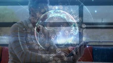 Olgun erkek tableti tıklatıyor ve holografik küreyi teknoloji veri gösterimi için düğümlerle yansıtıyor. Teknoloji, yenilik, bağlantı, dijital, fütürist, küresel, iletişim