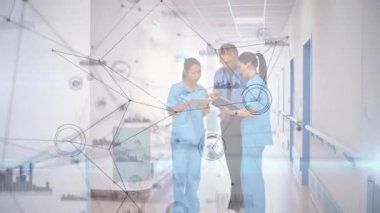 Tableti gösteren sol hemşire, meslektaşlarının ağ üzerinde tıbbî verileri kullanmasını ve paylaşmasını tetikliyor. Tıbbi, işbirliği, teknoloji, yenilik, sağlık, tanı, dijital