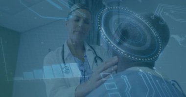 Doktor, hastanın göğsüne steteskop yerleştiriyor ve holografik arayüzün kalp atışı verilerini okumasına neden oluyor. Tıbbi, sağlık, fütürizm, teknoloji, analiz, teşhis, profesyonel