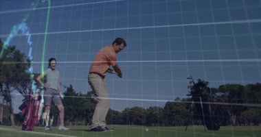 Golfçü golf sahasında vuruşu başlatıyor, yükselen finans şamdanı ve çizgi grafikleriyle ızgarayı örtüyor. Atletik, hassas, açık hava, stratejik, enerjik, takım çalışması, başarı