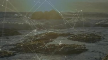 Ağ örtüsü gelgit kayaları üzerinde kayboluyor, titreşen düğümler, geri çekilen çizgiler, dalgalarla senkronize oluyor. Sahil şeridi, gelgitler, dijital şebeke, doğal manzara, okyanus dalgaları, teknolojik, soyut