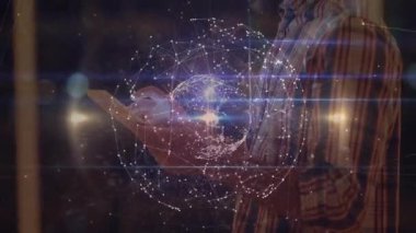 Lobideki telefon ekranını dinleyen adam, titreşim düğümleriyle hologram teknoloji ağını aktive ediyor. Teknoloji, yenilik, bağlantı, fütürizm, dijital, dalgın, kurumsal