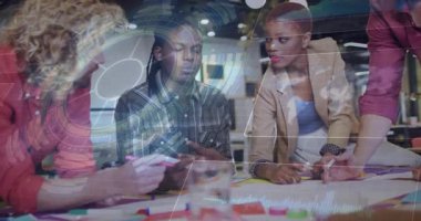 Hologram kaplaması, iş ekibinin doktorları incelemesi ve işaret değiştirme stratejisini değiştirmesi şeklinde. İşbirliği, takım çalışması, yenilik, girişim, beyin fırtınası, iletişim, dijital