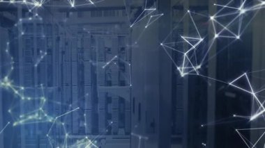 Sola bağlanan ve sunucu raflarında titreşen parlayan düğümler ağ akışını görselleştiriyor. Teknoloji, veri, dijital, bağlantı, siber güvenlik, altyapı, yenilik