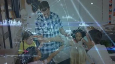 Fen öğretmeni, açık robot eli kaldırıyor ve AR geri bildirim gösterirken dokunan çocuklara rehberlik ediyor. Eğitimsel, disiplinlerarası, geleceksel, yenilikçi, işbirliği, etkileşimli, büyüme