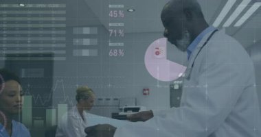 Kıdemli doktor klinikte hemşireye mavi klasör veriyor, hemşire belgeleri okuyor ve verileri güncelliyor. Profesyonel, takım çalışması, sağlık hizmeti, modern, klinik, işbirliği, tıbbi