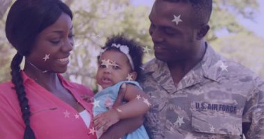 Ebeveynler bebek beşiği yapıyor ve aile pazarlama görselleri için ağaç tepe örtüsünün altında yıldız animasyonu başlatıyorlar. Aile, ebeveynlik, bağlılık, masumiyet, kutlama, şefkat, açık hava