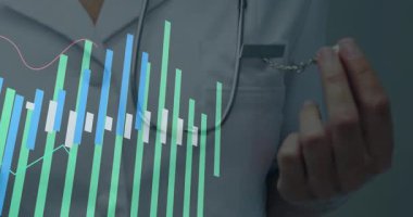 Doktor, kırmızı çizgi sağlık eğilimini incelerken refleks çekici ve veri çubuklarını canlandırıyor. Tıbbi, sağlık, veri görselleştirme, tanı, yenilik, profesyonel, teknoloji