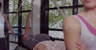 Kamera görüntüleme grubu odaklanan kadını esnetiyor grafiklerle gülümsüyor fitness takibi için animasyon yapıyor. Spor, sağlık, egzersiz, sağlık, eğitim, canlılık, motivasyon