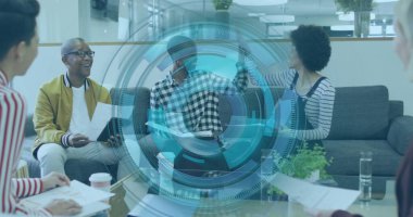 Ofisteki beş kişilik ekip, analitik kaplama ve kahve eşliğinde ofis salonundaki raporları inceliyor. İşbirliği, takım çalışması, analitik, modern, profesyonel, kurumsal, arayüz