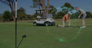 Golf topunu hizalamak, adamım, golf sopasını yeşil eldivenle tutan kadın, bayrak direğinin gölgesi altında golf arabası. Açık hava, eğlence, eğlence, spor, arkadaşlık, zarif, hayat dolu.