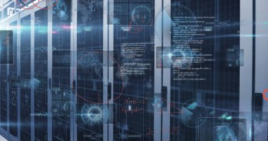 Veri merkezinde şebeke anahtarları, kablolar, cam kapılar, kod örtüleri olan yanıp sönen sunucular. Teknoloji, veri, siber güvenlik, dijital, fütüristik, donanım, ağ